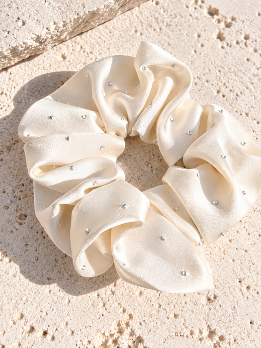 Satin-Scrunchie mit Glitzersteinen Cremé