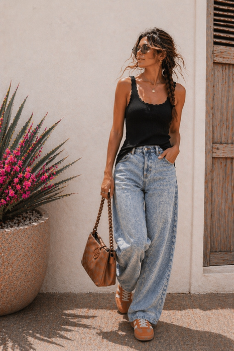 Top Black mit Wellensaum