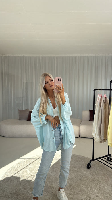Musselinbluse Good Vibes Hellblau ✨