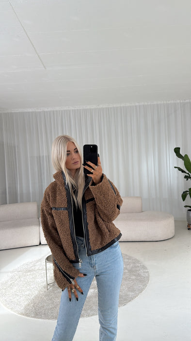 Teddjacke Brown mit Lederapplikationen
