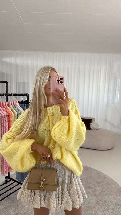 Cardigan mit Goldknöpfen Gelb
