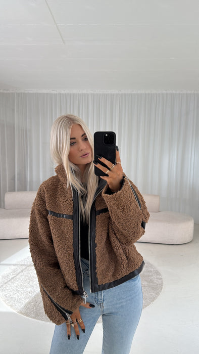 Teddjacke Brown mit Lederapplikationen