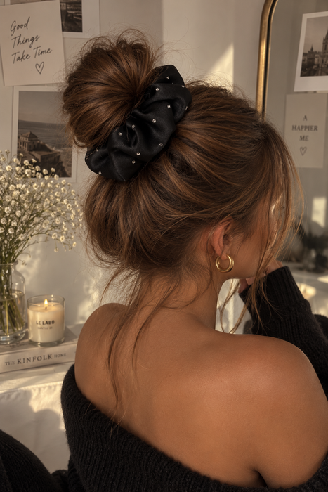 Satin-Scrunchie mit Glitzersteinen Schwarz