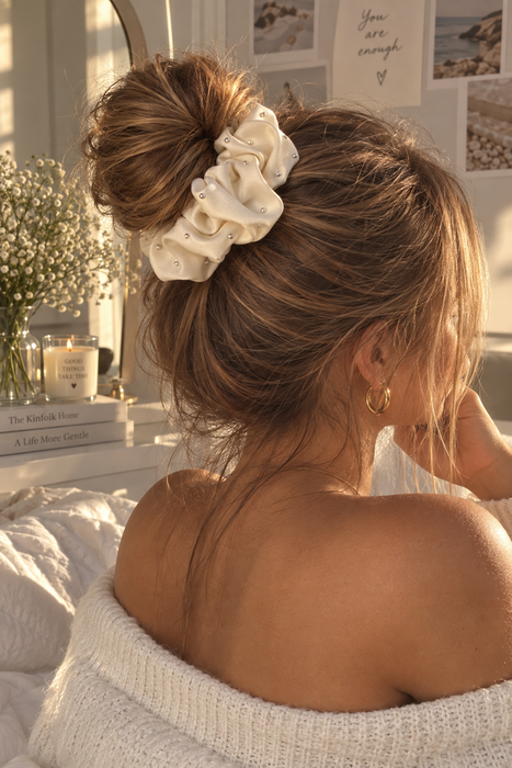 Satin-Scrunchie mit Glitzersteinen Cremé